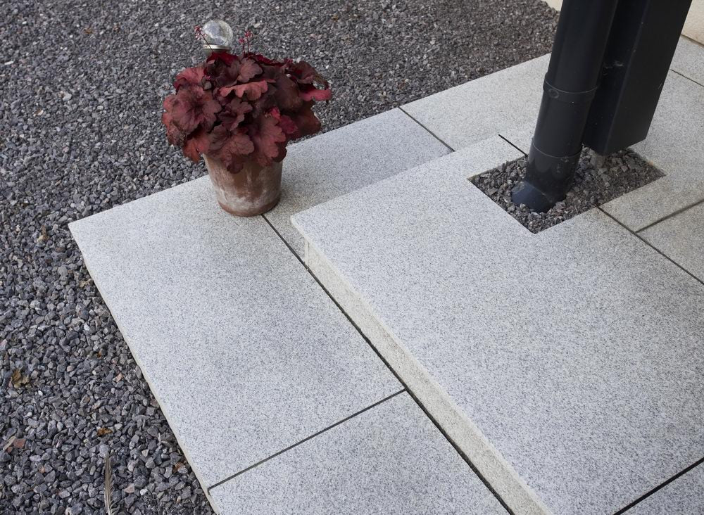 Silver Grey Granite Paving, Glacier Ice 900 x 600 x 25mm £29.69/m2 - Image 3